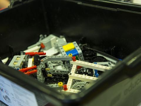 Legokubbar ofan í kassa